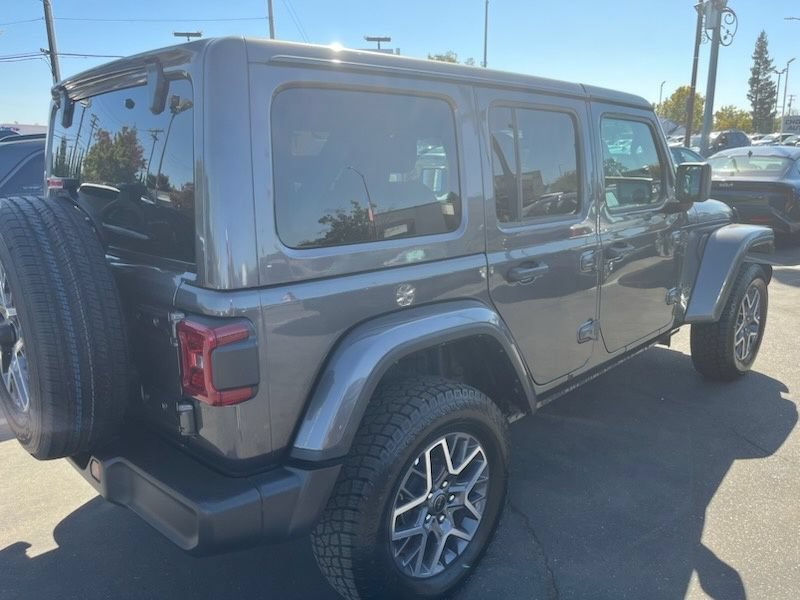 Used 2025 Jeep Wrangler Unlimited Sahara AWD/4WD image 4