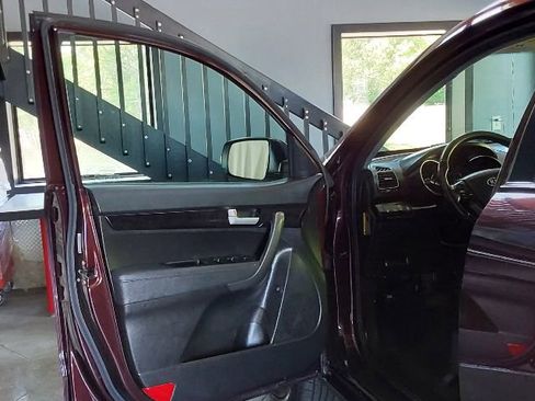Used 2015 Kia Sorento LX image 11