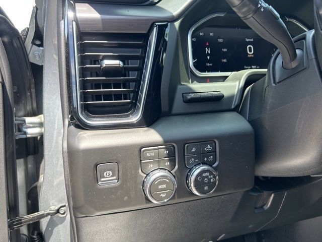 New 2026 GMC Sierra 3500 Denali Ultimate w/ LPO, Black Badging Package AWD/4WD image 18