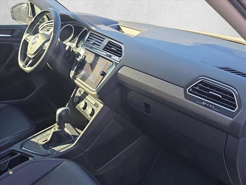Used 2021 Volkswagen Tiguan SE image 19