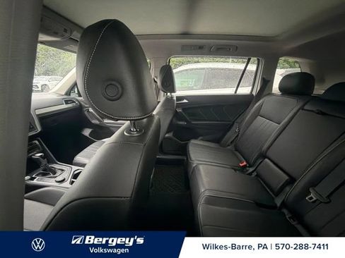 Used 2024 Volkswagen Tiguan SE w/ Panoramic Sunroof Package AWD/4WD image 10