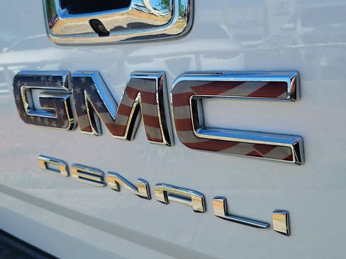 Used 2022 GMC Canyon Denali RWD image 8