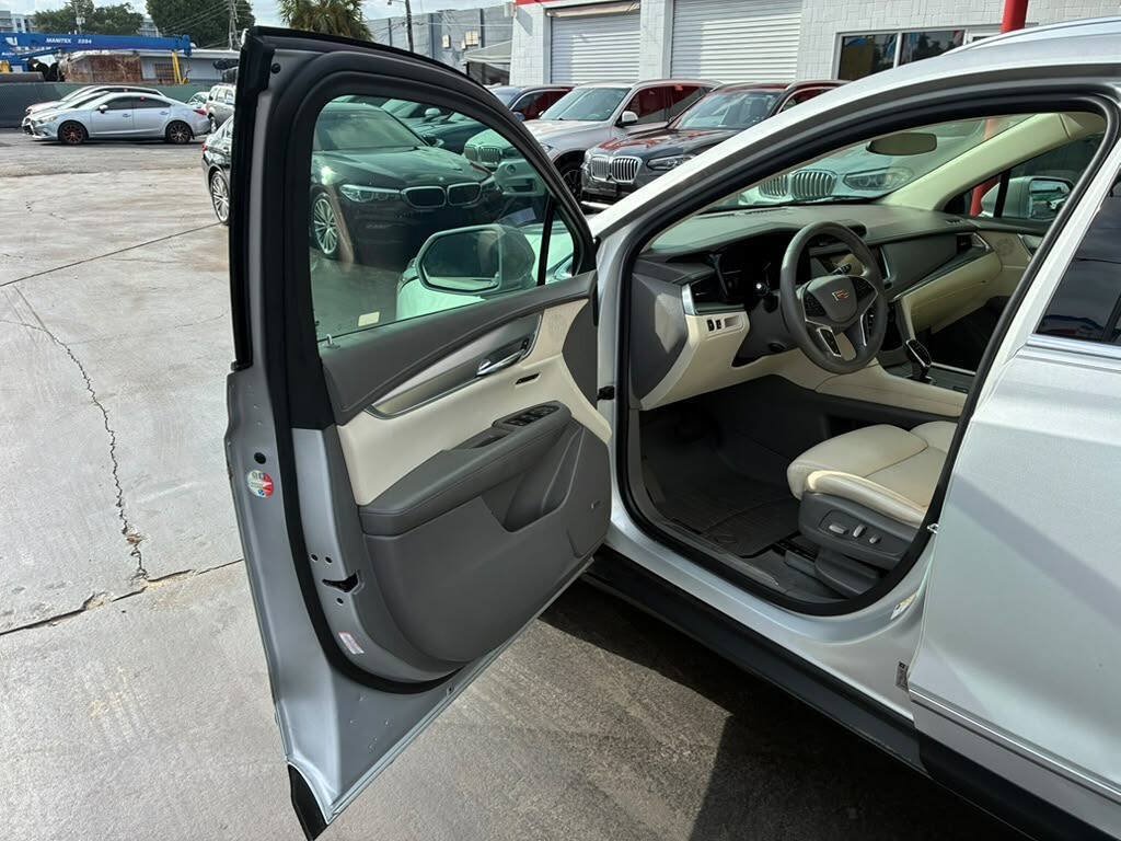 Used 2017 Cadillac XT5 Luxury w/ Driver Awareness Package FWD image 9
