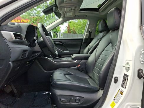 Used 2023 Toyota Highlander XLE AWD/4WD image 14
