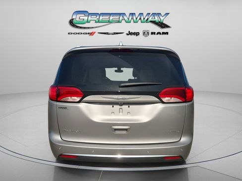 Used 2019 Chrysler Pacifica Limited image 4