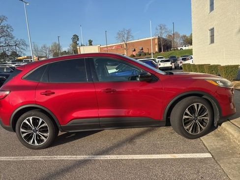 Used 2022 Ford Escape SE w/ SE Sport Appearance Package image 6