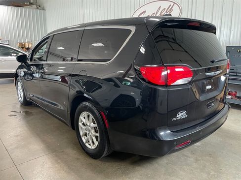Used 2022 Chrysler Voyager LX FWD image 3