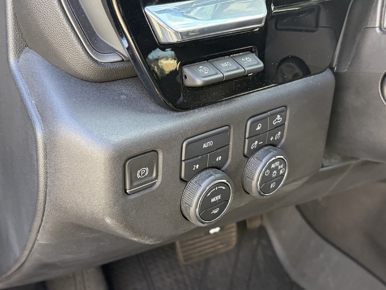 Used 2024 Chevrolet Silverado 1500 LTZ w/ LTZ Premium Package AWD/4WD image 11