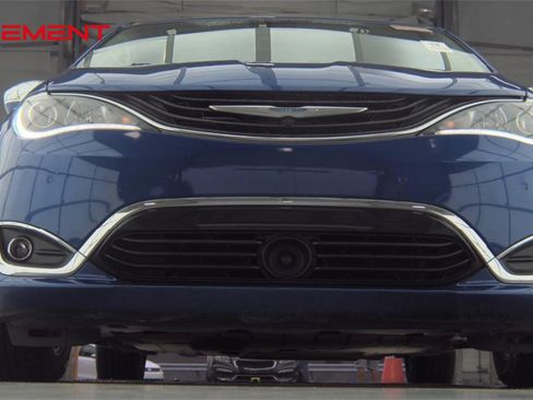 Used 2019 Chrysler Pacifica Limited w/ Advanced Safetytec Group image 3