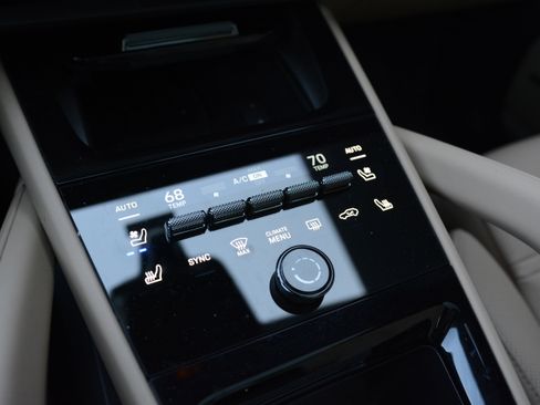 Certified 2025 Porsche Cayenne E-Hybrid Coupe AWD/4WD image 15