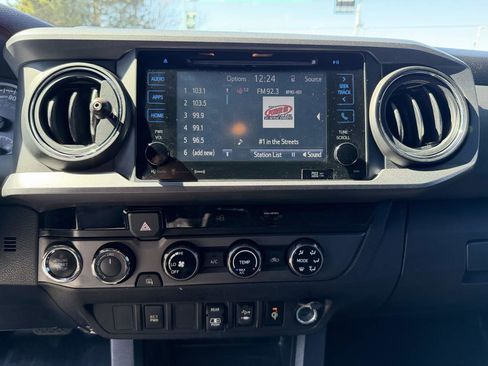 Used 2018 Toyota Tacoma TRD Sport image 38