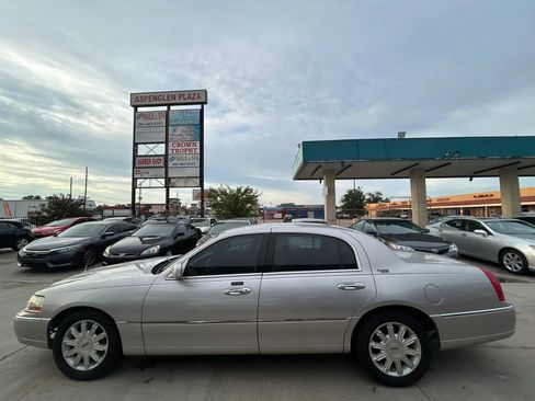 Used 2009 Lincoln Town Car Signature Limited RWD image 2