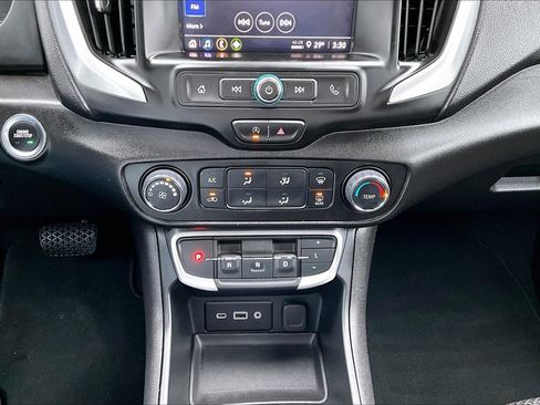 Used 2024 GMC Terrain SLE image 17