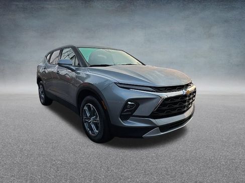 Used 2025 Chevrolet Blazer LT AWD/4WD image 2