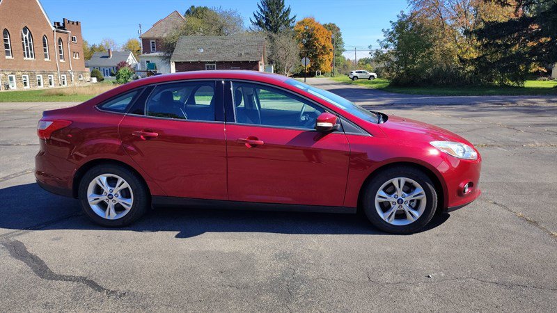 Used 2013 Ford Focus SE w/ SE Winter Pkg FWD image 3