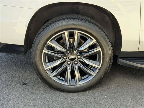Used 2023 Cadillac Escalade ESV Sport w/ LPO, Illumination Package AWD/4WD image 9