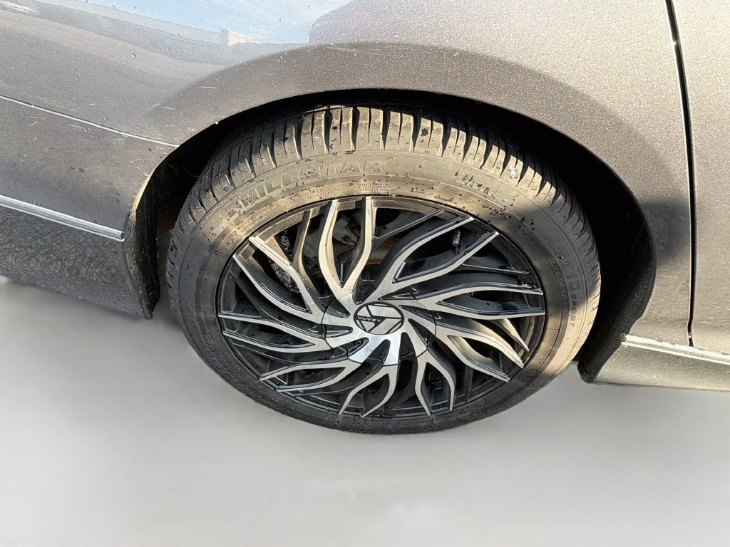 Used 2018 Honda Accord Touring image 9