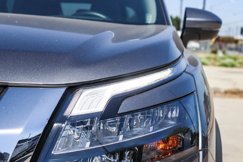 Used 2025 Nissan Pathfinder SL w/ SL Premium Package FWD image 9