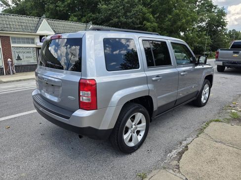 Used 2017 Jeep Patriot Latitude AWD/4WD image 6