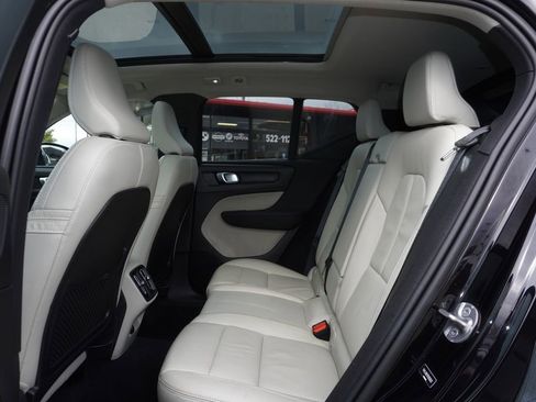 Used 2023 Volvo XC40 B5 Plus image 25