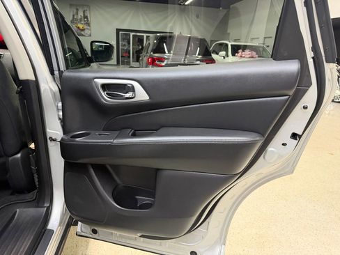 Used 2020 Nissan Pathfinder S AWD/4WD image 26