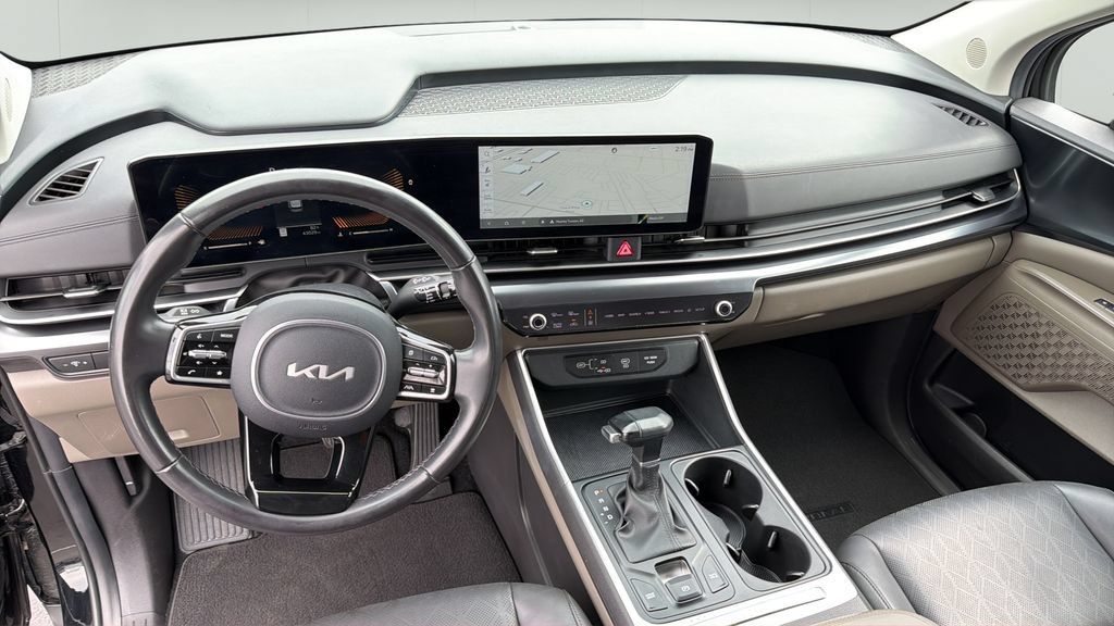 Used 2025 Kia Carnival FWD image 21