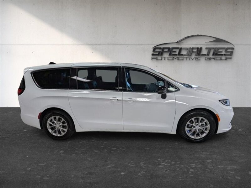Used 2026 Chrysler Pacifica Limited FWD image 11