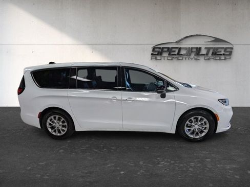 Used 2026 Chrysler Pacifica Limited FWD image 11