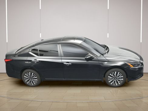 Certified 2024 Nissan Altima 2.5 SV w/ SV Premium Package AWD/4WD image 32