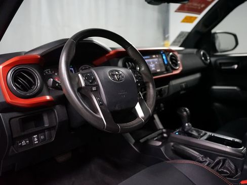 Used 2019 Toyota Tacoma TRD Sport AWD/4WD image 7