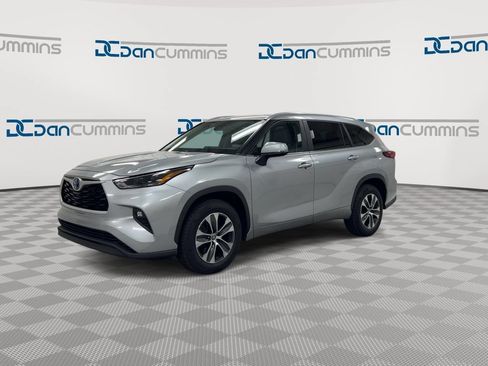 Used 2023 Toyota Highlander XLE FWD image 4