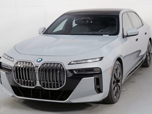 Used 2023 BMW i7 xDrive60 w/ Executive Package 2 AWD/4WD image 63