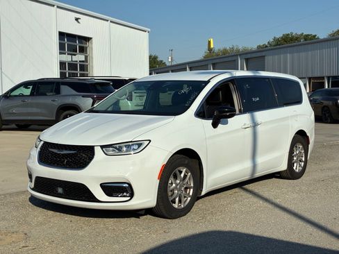 Used 2024 Chrysler Pacifica Touring-L FWD image 1