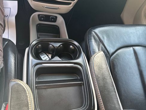 Used 2017 Chrysler Pacifica Touring-L w/ Tire & Wheel Group image 18