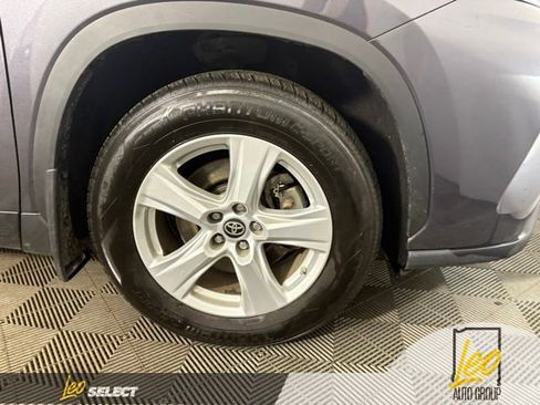 Used 2021 Toyota Highlander LE AWD/4WD image 27