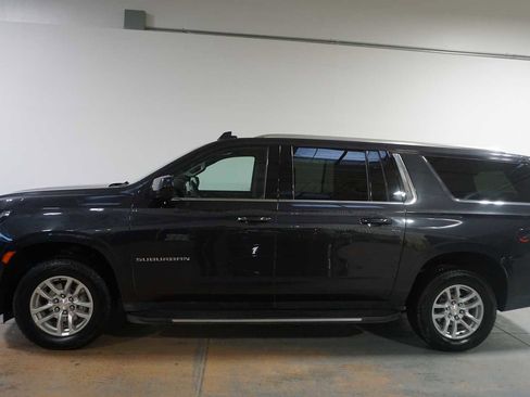 Used 2024 Chevrolet Suburban LT image 2