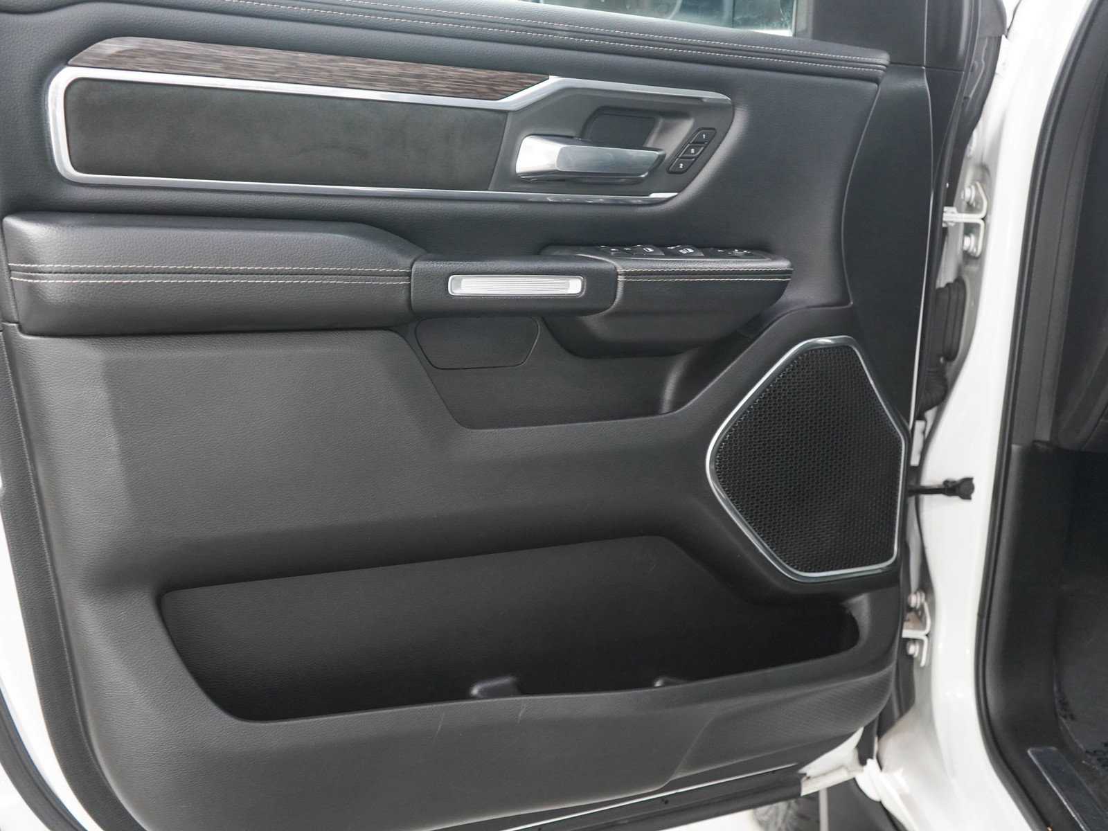 Used 2019 RAM 1500 Laramie AWD/4WD image 17