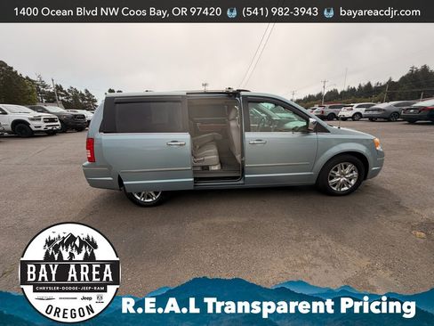 Used 2008 Chrysler Town & Country Limited w/ Flexible Seating Group FWD image 15