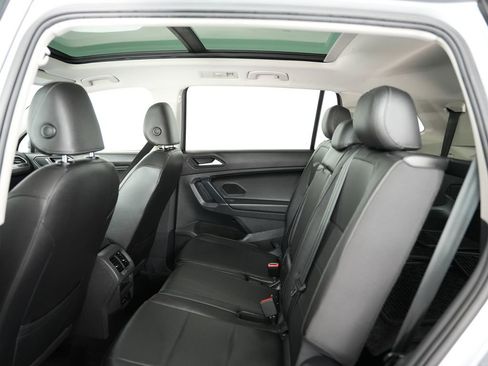 Used 2020 Volkswagen Tiguan SE image 40