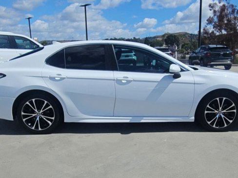 Used 2020 Toyota Camry SE FWD image 9