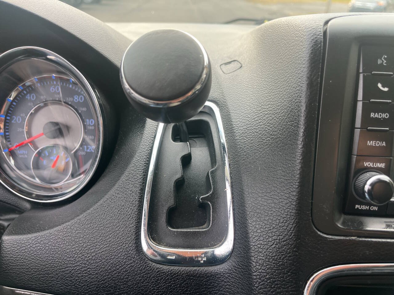 Used 2015 Chrysler Town & Country Touring FWD image 19