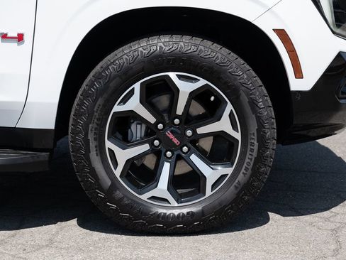 Used 2025 GMC Yukon AT4 AWD/4WD image 12