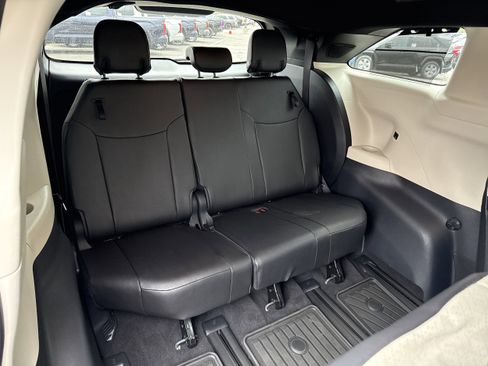Used 2025 Toyota Sienna Platinum image 30