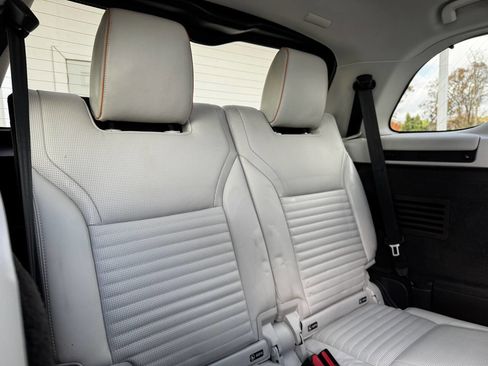 Used 2017 Land Rover Discovery HSE Luxury image 18