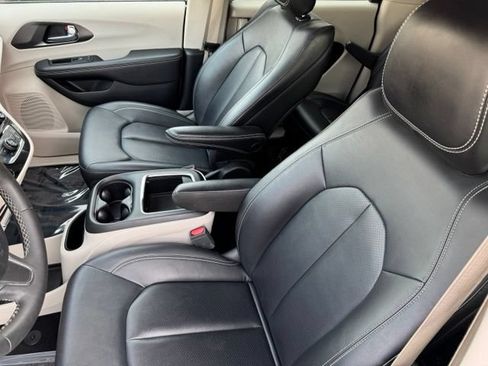Used 2024 Chrysler Pacifica Limited FWD image 6