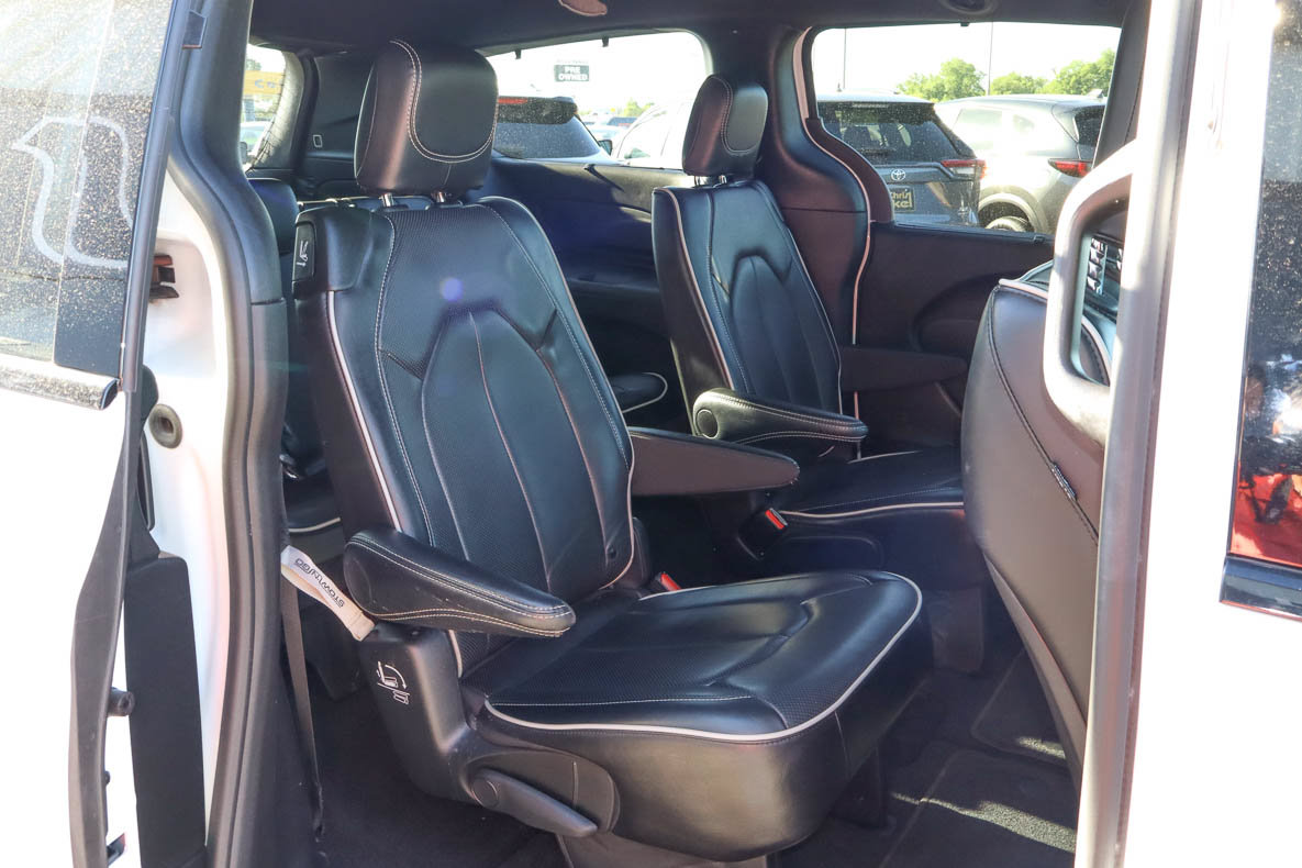 Used 2025 Chrysler Pacifica Limited FWD image 26