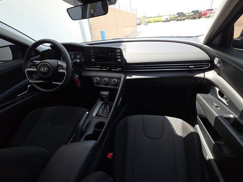 Used 2025 Hyundai Elantra SE FWD image 15