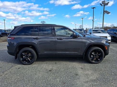 New 2025 Jeep Grand Cherokee Altitude image 9