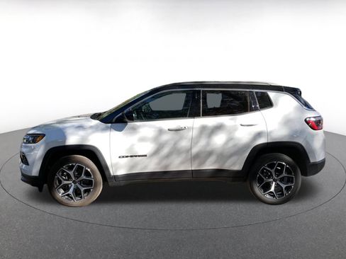 Used 2025 Jeep Compass Limited image 4