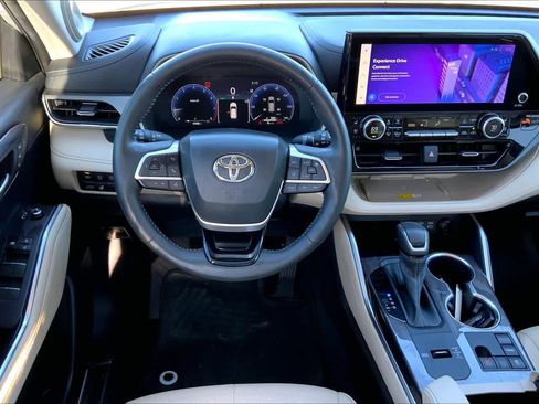 Used 2023 Toyota Highlander Limited image 6
